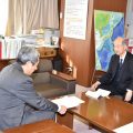 田村明比古観光庁長官（左）に提言書を渡し、懇談する日商の須田氏