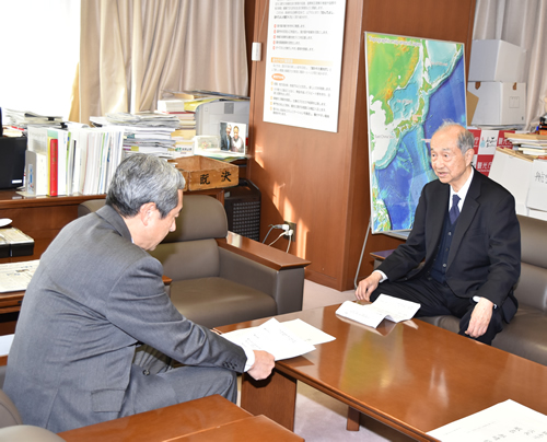 田村明比古観光庁長官(左)に提言書を渡し、懇談する日商の須田氏