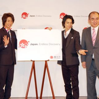 嵐のメンバーと溝畑長官（8日）