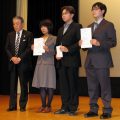 優秀賞に選ばれた学生と写真におさまる舩山会長（左）