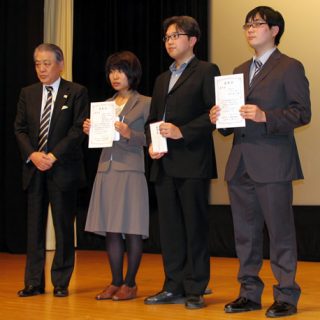 優秀賞に選ばれた学生と写真におさまる舩山会長（左）