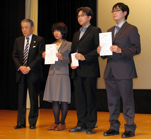 優秀賞に選ばれた学生と写真におさまる舩山会長（左）