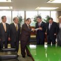 前原国交相（右から4人目）に要望書を手渡す大島会長（同5人目）