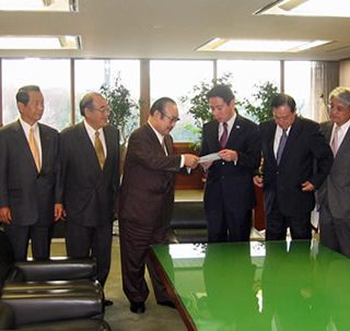 前原国交相（右から4人目）に要望書を手渡す大島会長（同5人目）