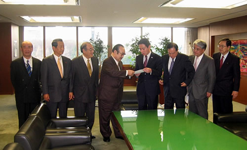 前原国交相（右から4人目）に要望書を手渡す大島会長（同5人目）