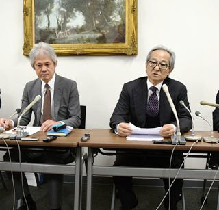 写真左から全旅連の清澤正人専務理事、佐藤勘三郎会長代行、北原会長、日本旅館協会の佐藤英之専務理事