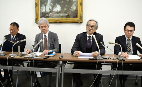 写真左から全旅連の清澤正人専務理事、佐藤勘三郎会長代行、北原会長、日本旅館協会の佐藤英之専務理事