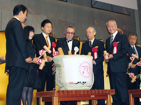 鏡割りには首相夫妻も
