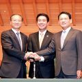 共同声明に署名し握手する前原国交相(写真中央)、中国の邵局長(同左)、韓国の柳長官