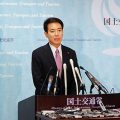 就任会見する前原国交相