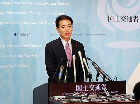 就任会見する前原国交相