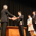 本保長官(左)から表彰を受ける米沢市立北部小学校の教諭ら