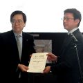 齊藤環境相(左)と稲佐山観光ホテルの小林専務
