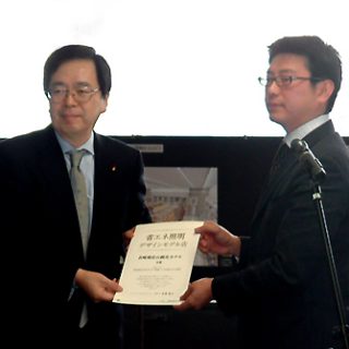 齊藤環境相(左)と稲佐山観光ホテルの小林専務