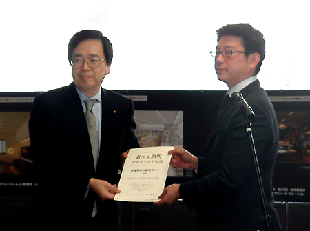 齊藤環境相(左)と稲佐山観光ホテルの小林専務