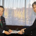 本保長官(右)に要望書を手渡す舩山会長
