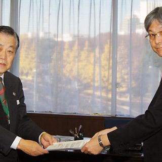 本保長官(右)に要望書を手渡す舩山会長