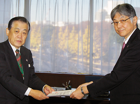 本保長官(右)に要望書を手渡す舩山会長