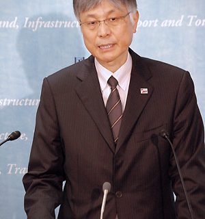 抱負を述べる本保・観光庁長官(10月1日)