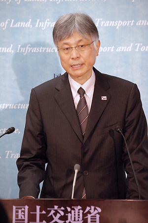 抱負を述べる本保・観光庁長官(10月1日)