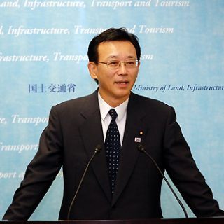 会見する谷垣国交省(4日)