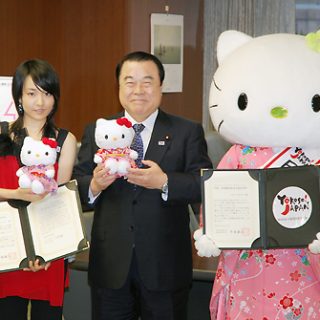 国交省は19日、中国・香港向けのVJC大使にサンリオのキャラクター「ハローキティ」を任命。 韓国の大使にはユンナさん(左)を再任した