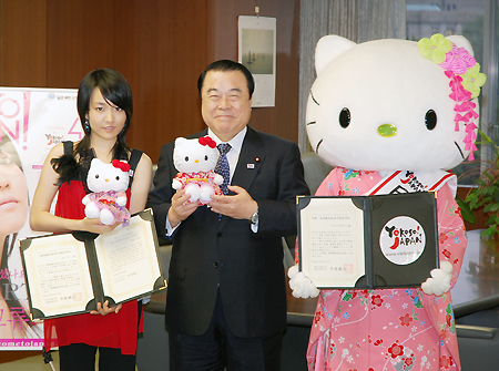 国交省は19日、中国・香港向けのVJC大使にサンリオのキャラクター「ハローキティ」を任命。 韓国の大使にはユンナさん(左)を再任した