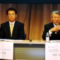 記者会見する岡本立教大名誉教授（右）と弓野理事長