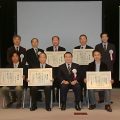 賞状を手に写真に収まる功労者