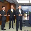 冬柴国交相(右)と談笑する舩山会長ら(国交省で)