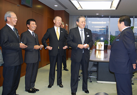冬柴国交相(右)と談笑する舩山会長ら(国交省で)