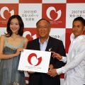 御手洗委員長(中央)とテーマソングを歌う日中歌手