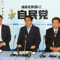 厳しい表情で報道陣のインタビューに臨む安倍首相ら（29日夜、自民党本部）
