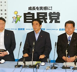 厳しい表情で報道陣のインタビューに臨む安倍首相ら（29日夜、自民党本部）