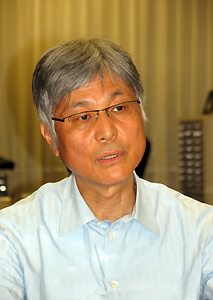会見する本保総観審