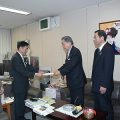 柴田審議官(左から2人目)に要望書を手渡す舩山議員(同3人目)