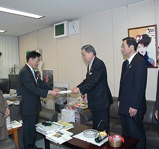 柴田審議官(左から2人目)に要望書を手渡す舩山議員(同3人目)