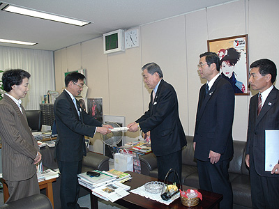 柴田審議官(左から2人目)に要望書を手渡す舩山議員(同3人目)