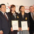 浅田姉妹と記念写真におさまる冬柴国交相(左)