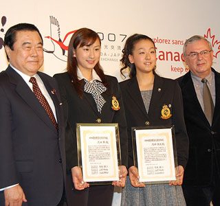 浅田姉妹と記念写真におさまる冬柴国交相(左)