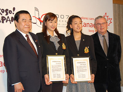 浅田姉妹と記念写真におさまる冬柴国交相(左)