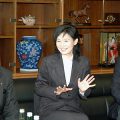 抱負を語る渡邊さん(中央)