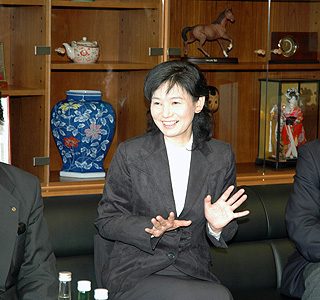 抱負を語る渡邊さん(中央)