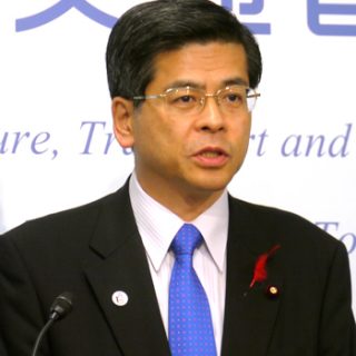 会見する石井国交相