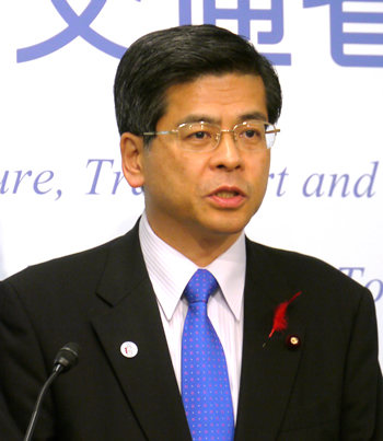 会見する石井国交相
