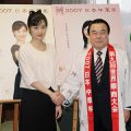林さんと握手する国交相