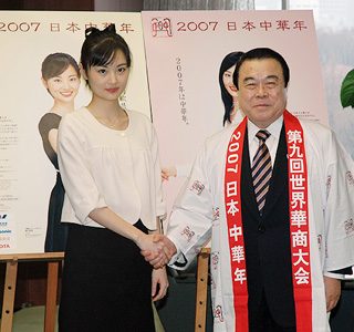 林さんと握手する国交相