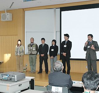 活動内容を発表するホールアース自然学校
