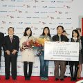 冬柴大臣(左から2人目)が出席。200万人目の観光客には記念品が贈られた