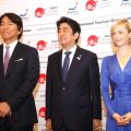 セミナーに出席した（左から）松井さん、安倍首相、フォックスさん＝JNTO提供